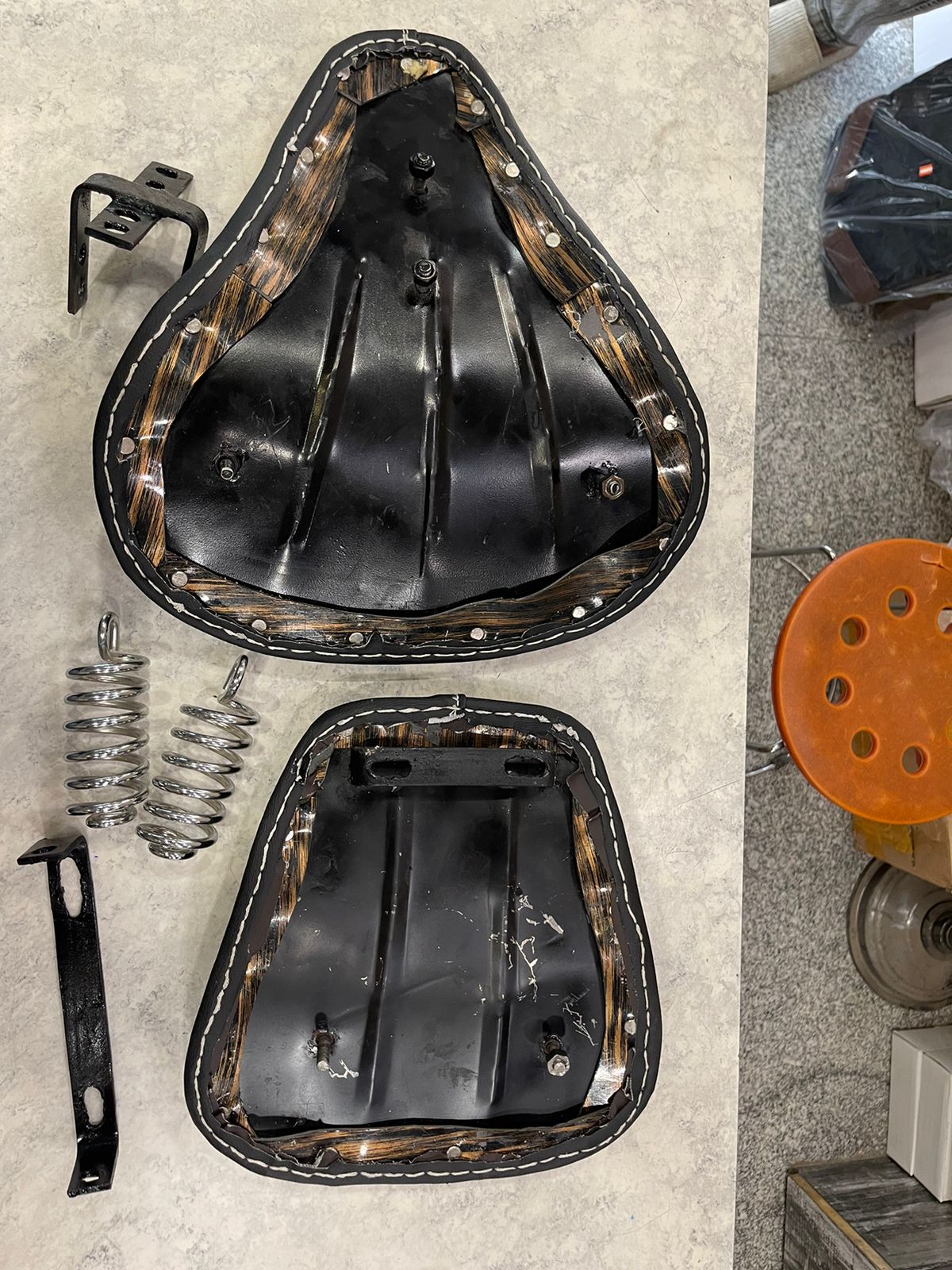 Universal kabir singh seat with spring for old Vintage G2 1962 bullet 350, Classic, Electra, and standard 350cc & 500cc.