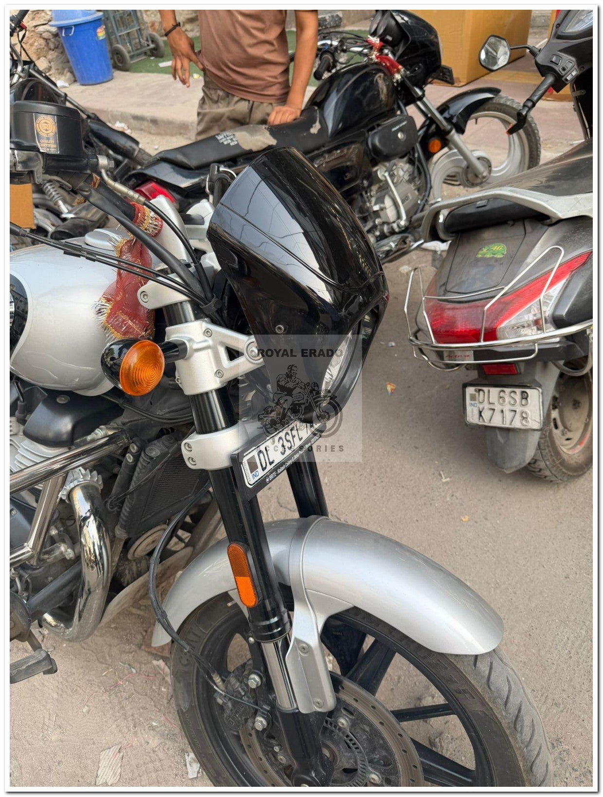 Royal enfield super meteor 650 front windshield visor batwing in black Harley Davidson street rod street 650 style  Also fit to hunter 350 , short gun , meteor 350 , gt continental 650 & interceptor 650 , Thunderbird