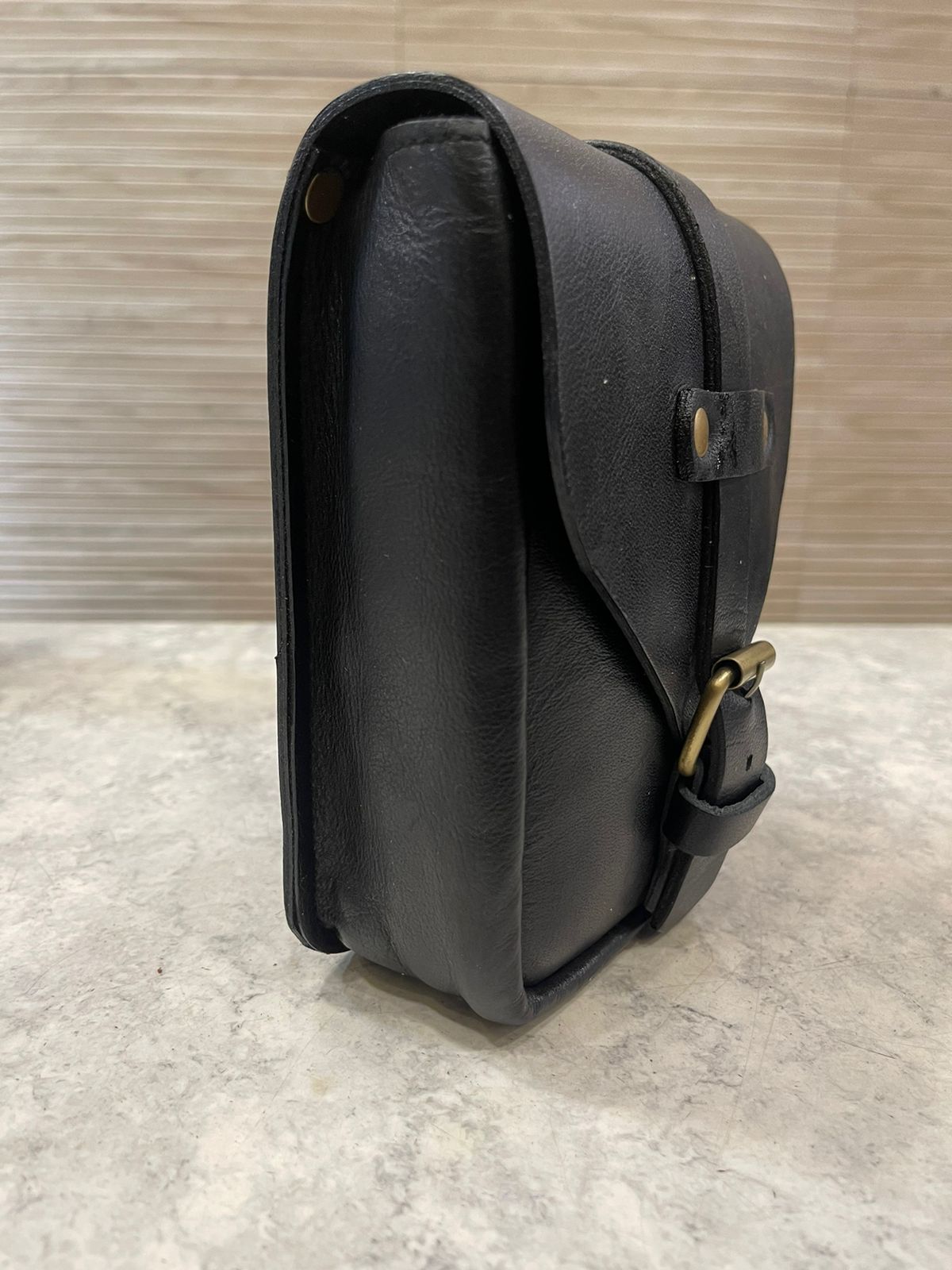 Universal Tank bag in black leather with magnet for Royal Enfield reborn classic electra standard meteor supper meteor hunter jawa perak jawa  bobber