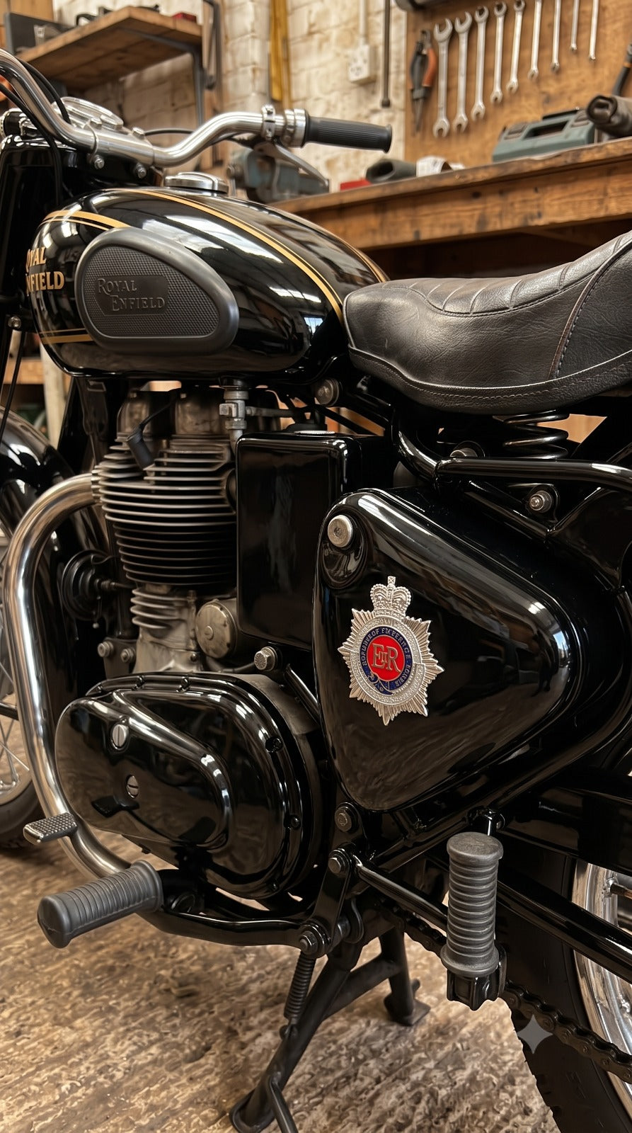 Royal Army Service Corps Officer's Cap Badge / Royal Corps Of Transport 1965-1993, With Queen Elizabeth's Crown Badge,/ Silver-plated, Gilt And Enamel Officers' Collar Badge For Vintage G2 Style Royal Enfield Bsa Norton Triumph