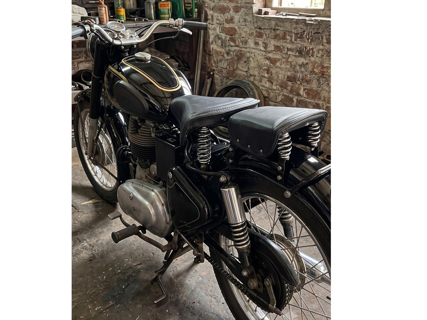 Royal Enfield / Bsa Vintage G2 1962 Old Model Bullet 350 Front & Rear Seat With Leather Cover And Spring For Standard & Electra (Arjun Reddy / Kabir Singh Seat)
